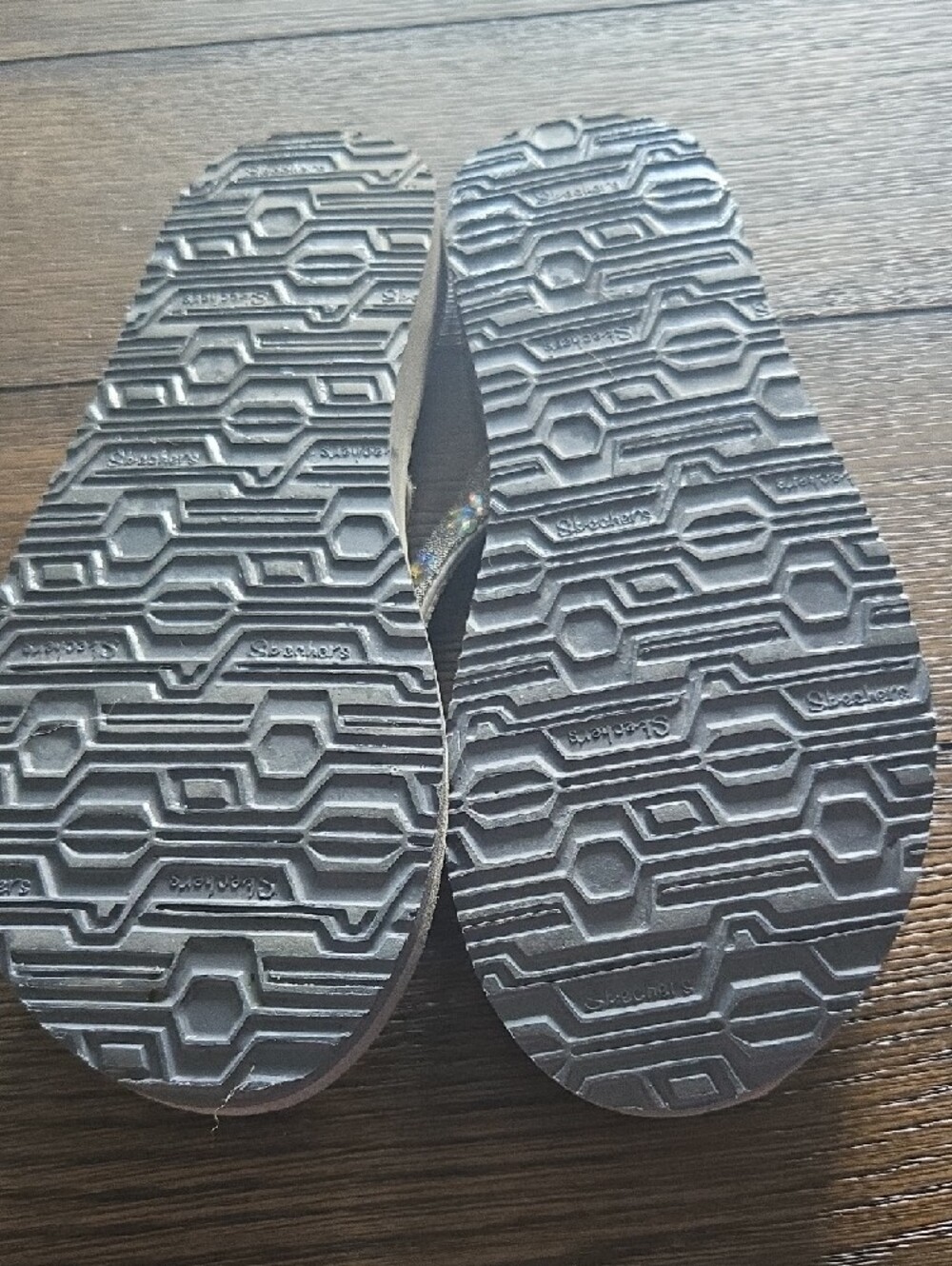 Skechers CALI With Yoga Foam Light Gray Flip Flops with Metallic Floral Straps - Picture 5 of 6
